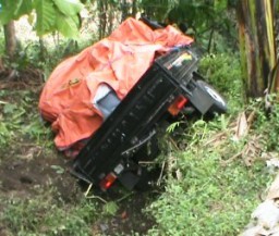 Pickup NoPol L9788 E Terguling Ke Jurang Ranuyoso